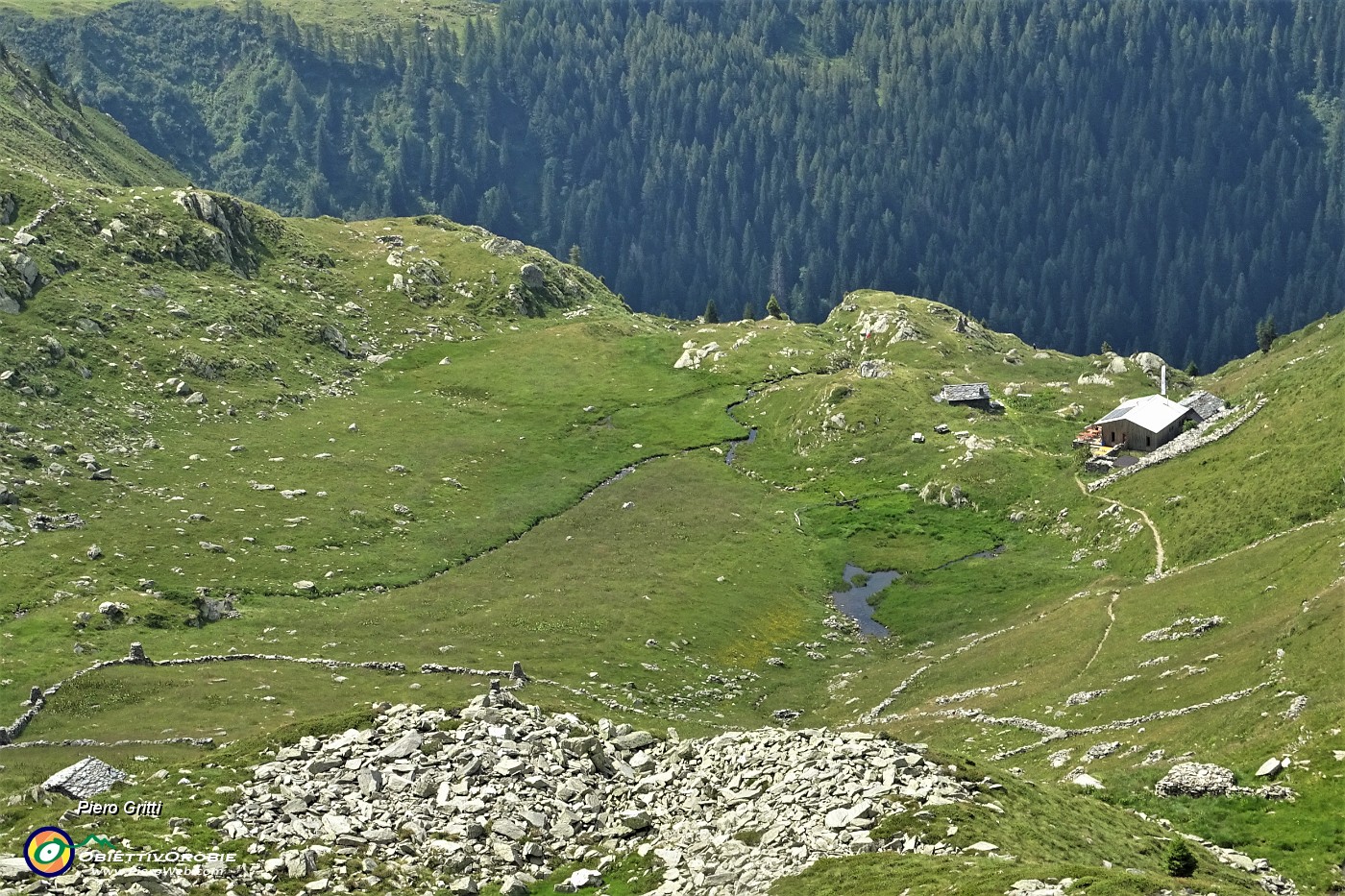36 Sguardo dall'alto sul Bivacco Zamboni e il Rifugio Balicco.JPG